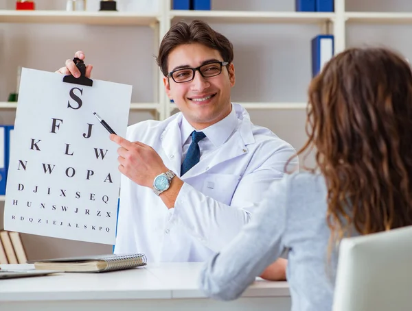 Médico óptico com carta de condução de um exame oftalmológico — Fotografia de Stock