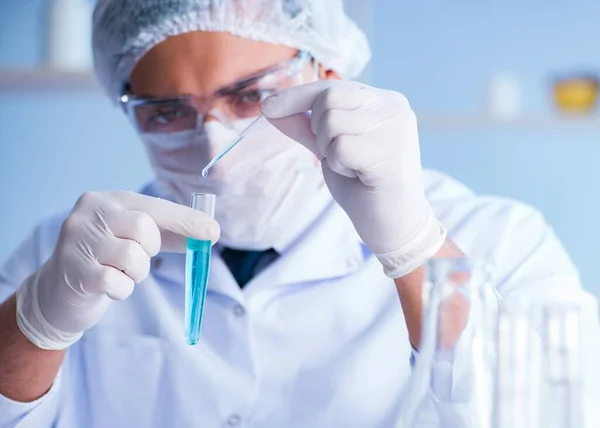 Pesquisadora cientista conduzindo uma experiência em um labora — Fotografia de Stock