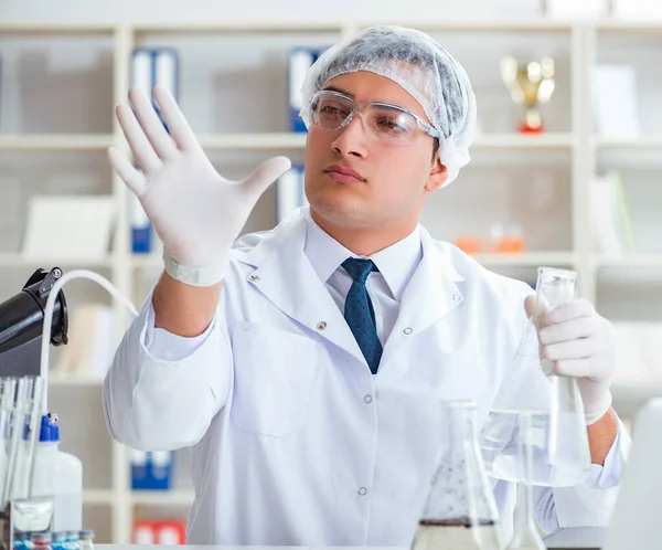 Jovem cientista pesquisador fazendo um teste de contaminação de água expe — Fotografia de Stock