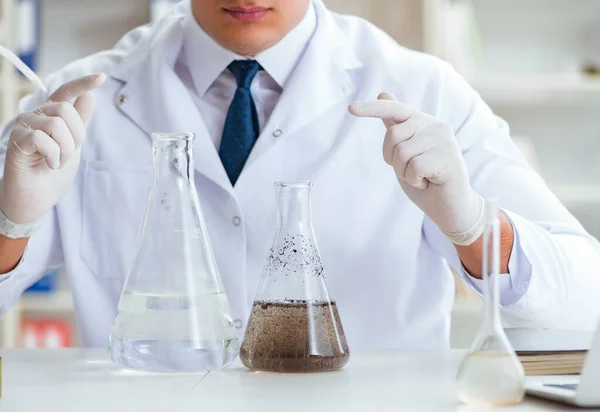 Jovem cientista pesquisador fazendo um teste de contaminação de água expe — Fotografia de Stock