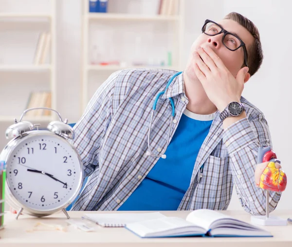 Medicinsk student saknas tidsfrister för att slutföra uppdraget — Stockfoto