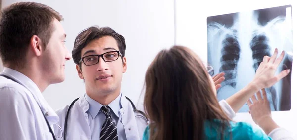 The three doctors discussing scan results of x-ray image — Stock Photo, Image