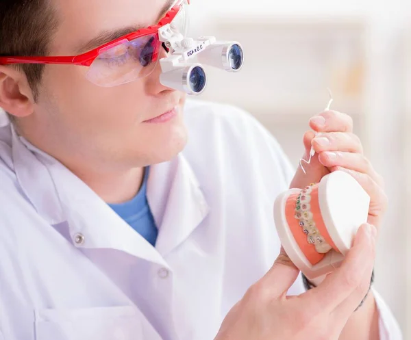 Dentist working teeth implant in medical lab — Stock Photo, Image