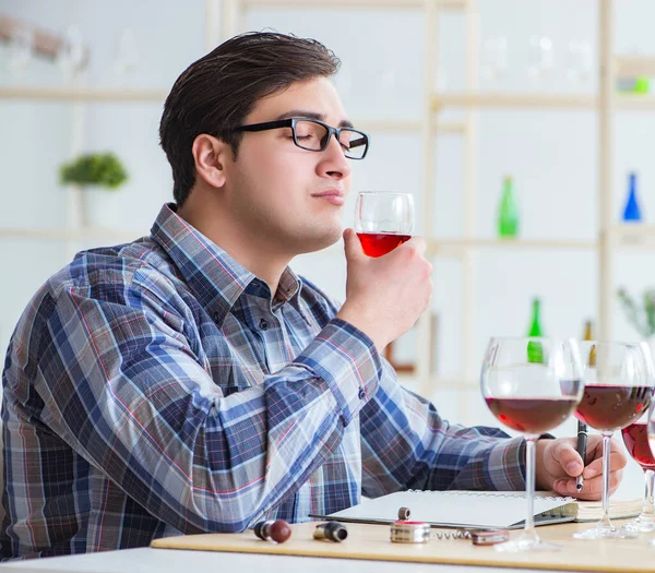 Professioneller Sommelier verkostet Rotwein — Stockfoto