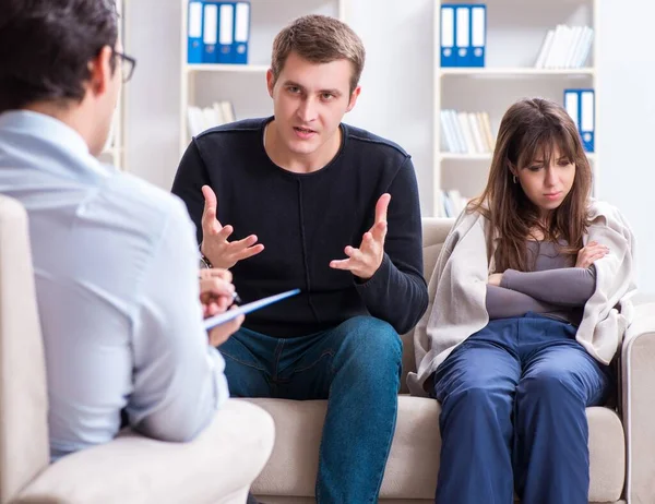 Famiglia in visita psicologo per problemi familiari — Foto Stock