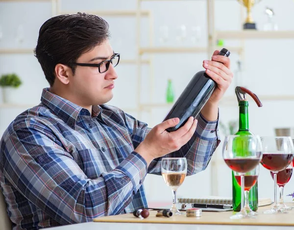 Degustación profesional de sommelier vino tinto — Foto de Stock