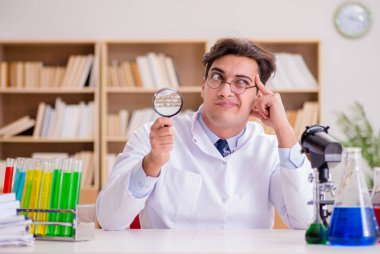 Çılgın bilim adamı bir laboratuarda deneyler yapıyor.