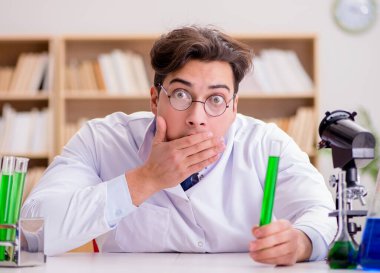 Çılgın bilim adamı bir laboratuarda deneyler yapıyor.