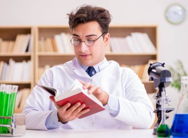 Çılgın bilim adamı bir laboratuarda deneyler yapıyor.