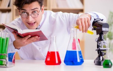 Çılgın bilim adamı bir laboratuarda deneyler yapıyor.