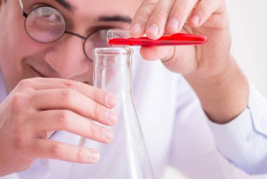 Çılgın bilim adamı bir laboratuarda deneyler yapıyor.