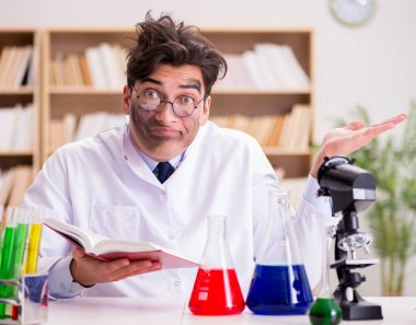 Çılgın bilim adamı bir laboratuarda deneyler yapıyor.