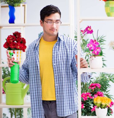 Bahçıvan çiçekçide çalışıyor. Çiçekçide çalışıyor.