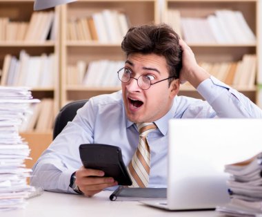 Ofiste çalışan komik muhasebeci.