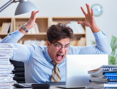 Ofiste çalışan komik muhasebeci.