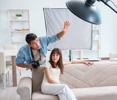 Fotoğraf stüdyosunda çalışan genç fotoğrafçı.