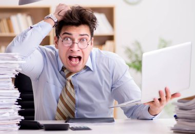 Ofiste çalışan komik muhasebeci.