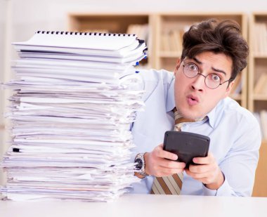 Ofiste çalışan komik muhasebeci.