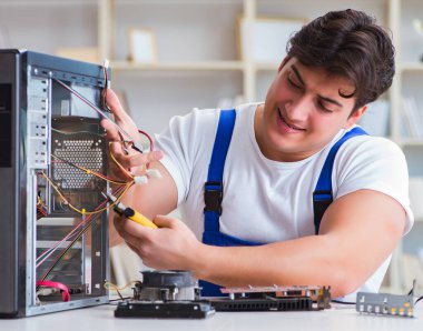 Masaüstü bilgisayarını tamir eden bilgisayar tamircisi