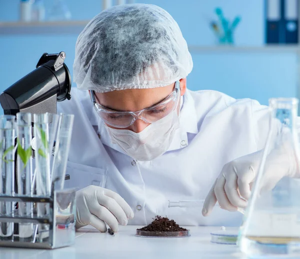 Pesquisador cientista do sexo masculino fazendo experiência em laboratório — Fotografia de Stock