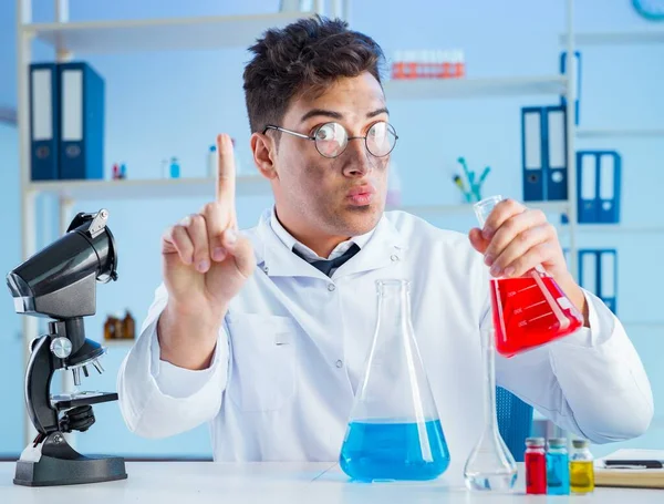 Químico louco engraçado trabalhando em um laboratório — Fotografia de Stock