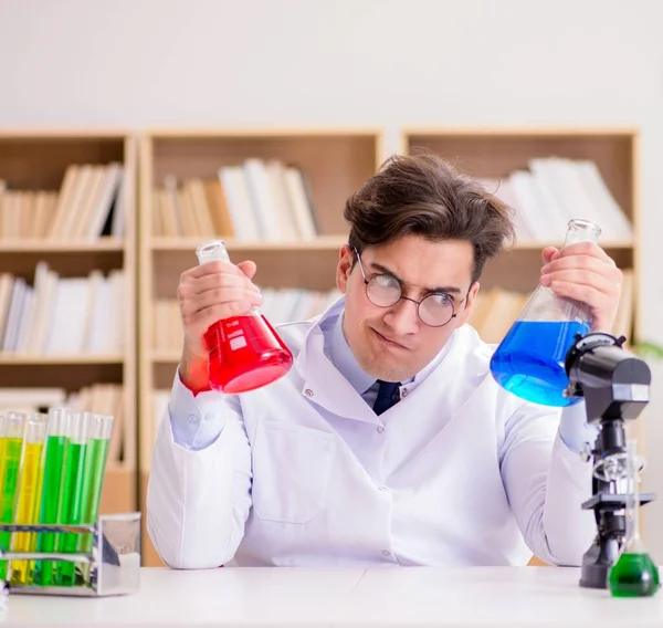 Pazzo scienziato pazzo medico facendo esperimenti in un laboratorio — Foto Stock