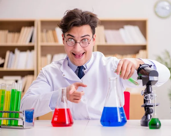 Médico cientista louco louco fazendo experimentos em um laboratório — Fotografia de Stock