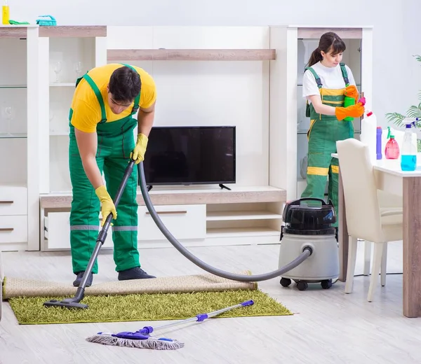 Limpieza de contratistas profesionales que trabajan en casa —  Fotos de Stock