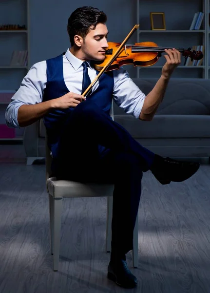Young musician man practicing playing violin at home — Stock Photo, Image
