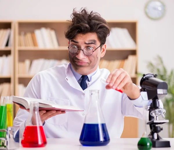 Médico científico loco loco haciendo experimentos en un laboratorio — Foto de Stock