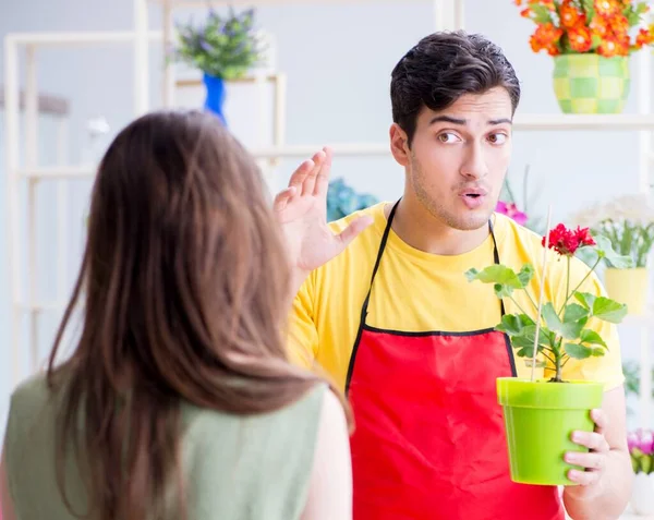 Florist selling flowers in a flower shop — Stock Photo, Image