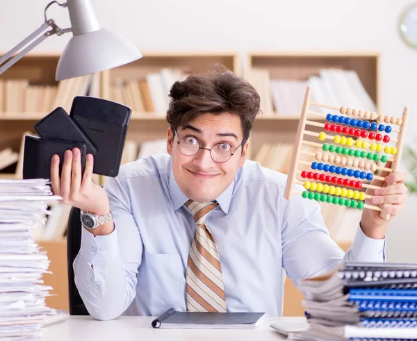 Смішний бухгалтер букмекер, що працює в офісі — стокове фото