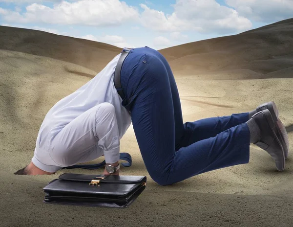Бізнесмен ховає голову в піску, втікаючи від проблем — стокове фото