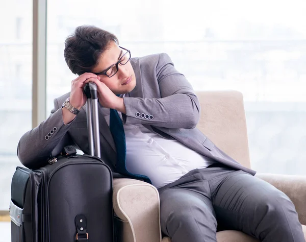 Junger Geschäftsmann wartet in Flughafen-Business-Lounge auf Flug — Stockfoto