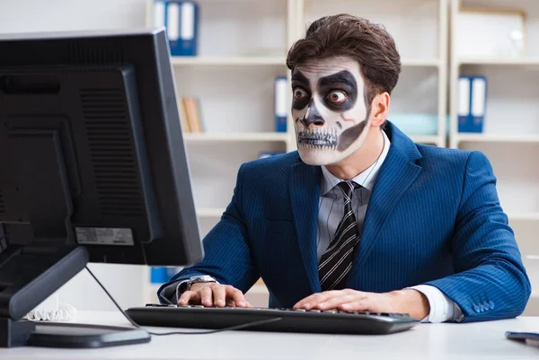 Businessmsn ijesztő arc maszk dolgozik az irodában — Stock Fotó