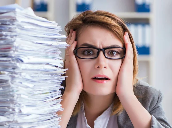 Femme d'affaires travaillant dans le bureau — Photo