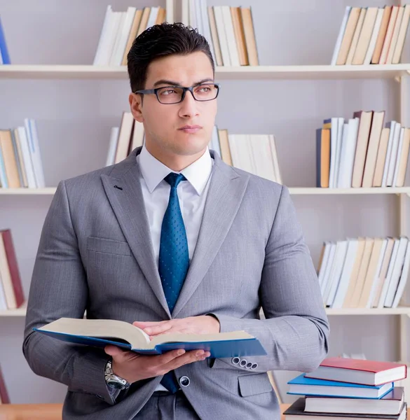 Estudante de Direito Empresarial a estudar na biblioteca — Fotografia de Stock