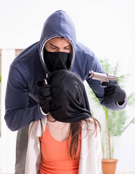 Ένοπλος άνδρας επιτίθεται σε νεαρή γυναίκα στο σπίτι — Φωτογραφία Αρχείου