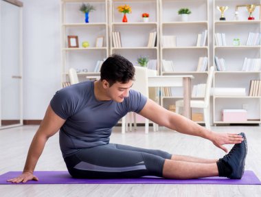 Genç adam spor ve sağlıklı yaşam tarzı dolandırıcılığı yapıyor.