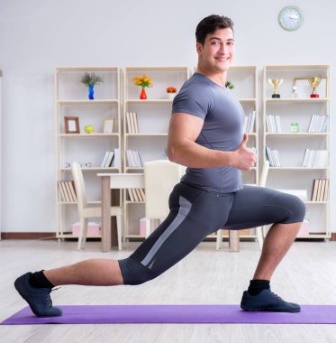 Genç adam spor ve sağlıklı yaşam tarzı dolandırıcılığı yapıyor.