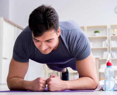 Genç adam spor ve sağlıklı yaşam tarzı dolandırıcılığı yapıyor.