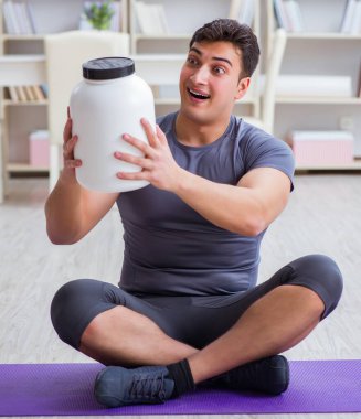 Sporda gıda takviyesi ve sağlıklı yaşam tarzı olan bir adam.