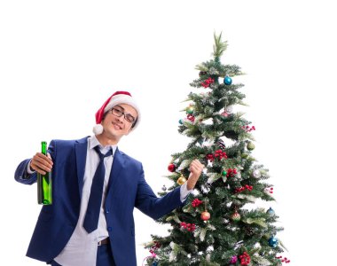 Beyaz üzerine izole edilmiş yılbaşı ağacı dekore eden iş adamı.