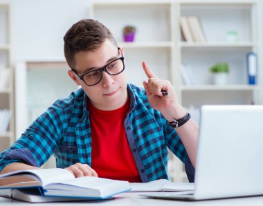 Sınavlara hazırlanan genç kız içeride masa başında ders çalışıyor.