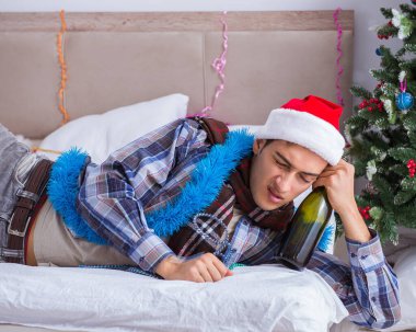 Adam noel partisinden sonra akşamdan kalma.