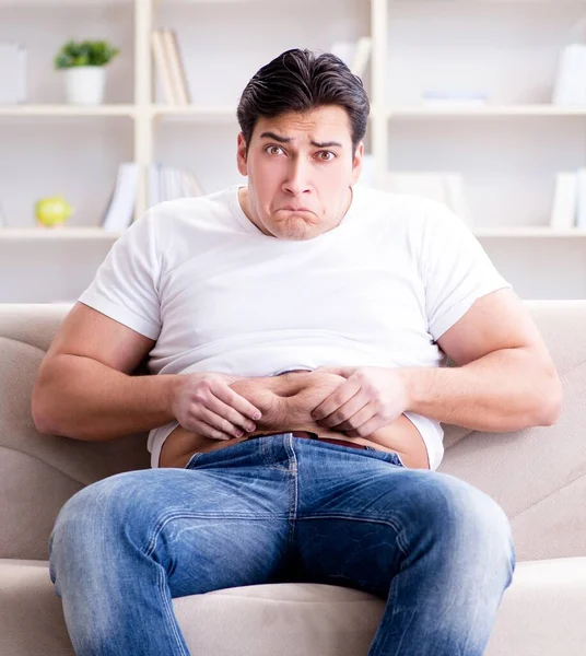 Άντρας που πάσχει από επιπλέον βάρος στην έννοια της διατροφής — Φωτογραφία Αρχείου