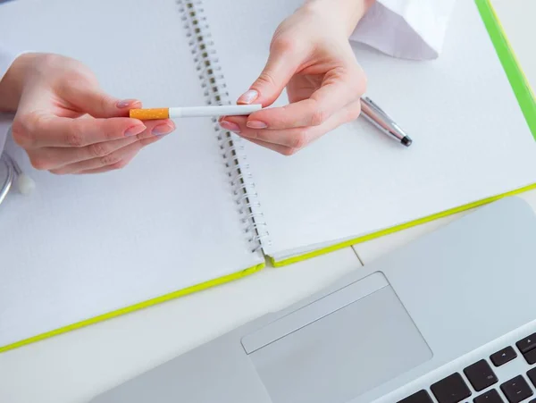 Médico en concepto antitabaco —  Fotos de Stock