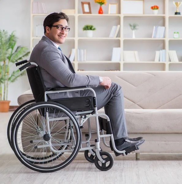 Zesnulý podnikatel na invalidním vozíku pracující doma — Stock fotografie