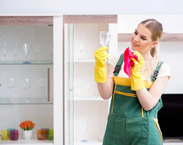 Tukang bersih-bersih profesional membersihkan perabotan apartemen — Stok Foto