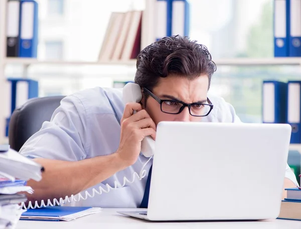 Empresário com excesso de trabalho papelada trabalhando no escritório — Fotografia de Stock